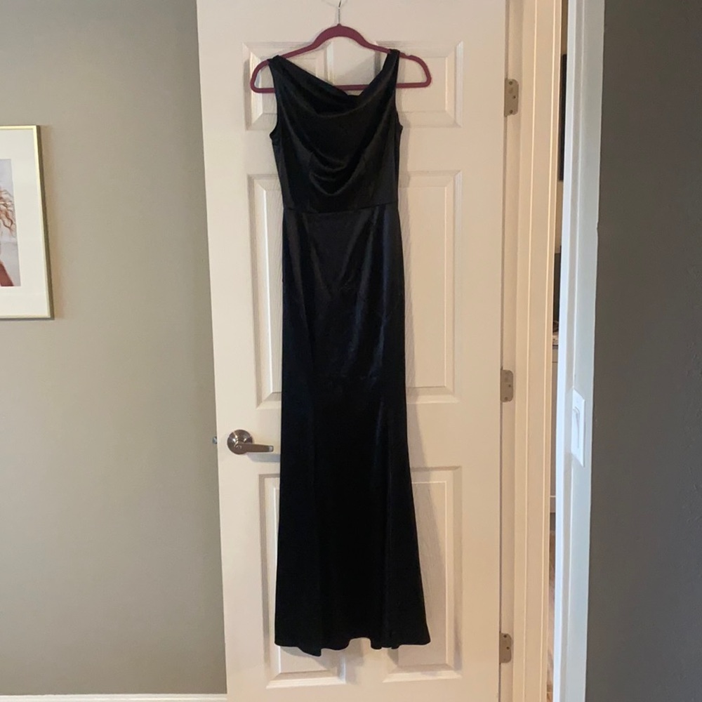 BLACK SATIN GOWN SIZE XS